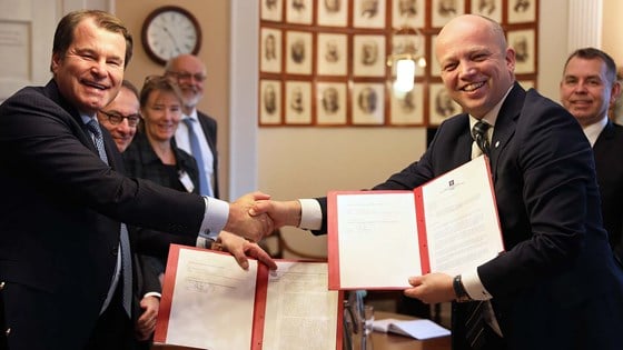 Finansminister Trygve Slagsvold Vedum og EBRDs visepresident Jürgen Rigterink.  Foto: Celine Lyse Augdal/Finansdepartementet