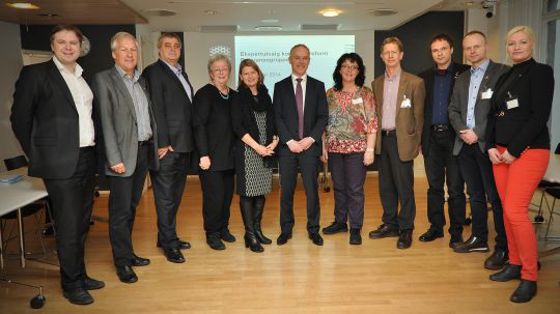 Kommunal- og moderniseringsminister Jan Tore Sanner med ordførerne i referansegruppa for kommunereformen.