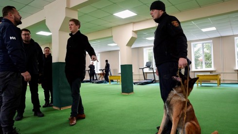 Utviklingsminister Åsmund Aukrust besøker minehundskole i Romny, Ukraina.