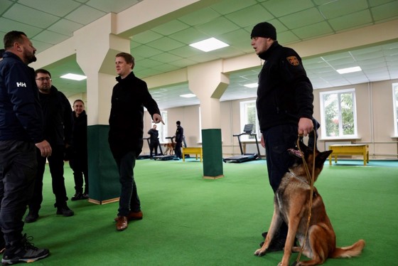 Minister of International Development, Åsmund Aukrust, visiting a training centre for mine-detection dogs in Sumy, Ukraine.