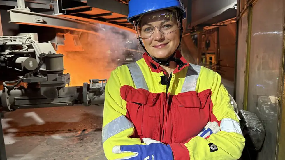 Næringsminister Cecilie Myrseth ved eit besøk til eit smelteverk i 2025.