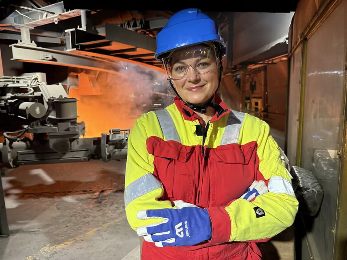 Næringsminister Cecilie Myrseth ved eit besøk til eit smelteverk i 2025.