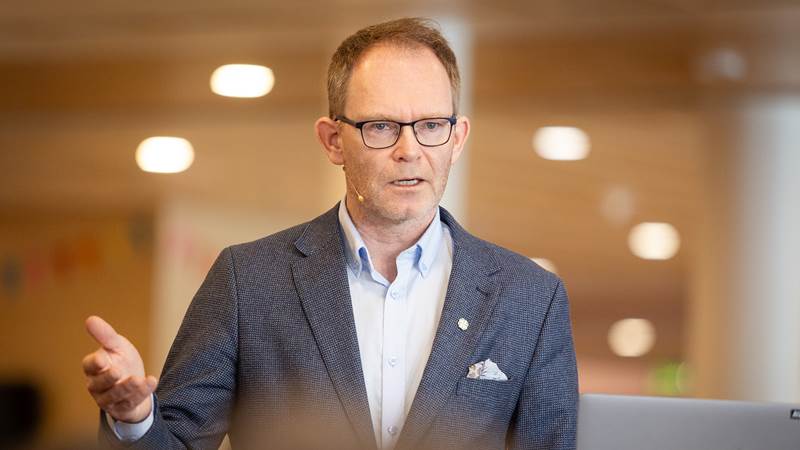 Forsknings og høyere utdanningsminister Oddmund Hoel legger frem opptaksmeldingen