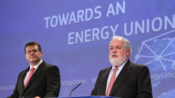 Visepresident for energiunionen Maroš Šefčovič (t.v.) og kommissær for klima og energi Miguel Arias Cañete på pressekonferansen 25. februar 2015. Foto: European Union 2015 Foto: European Union 2015 