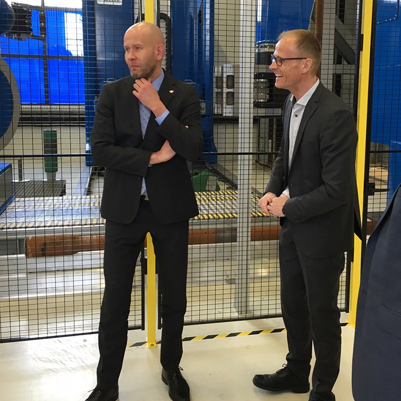 Olje- og energiminister Tord Lien med CEO Arild Austigard RDS hos Robotic Drilling Systems