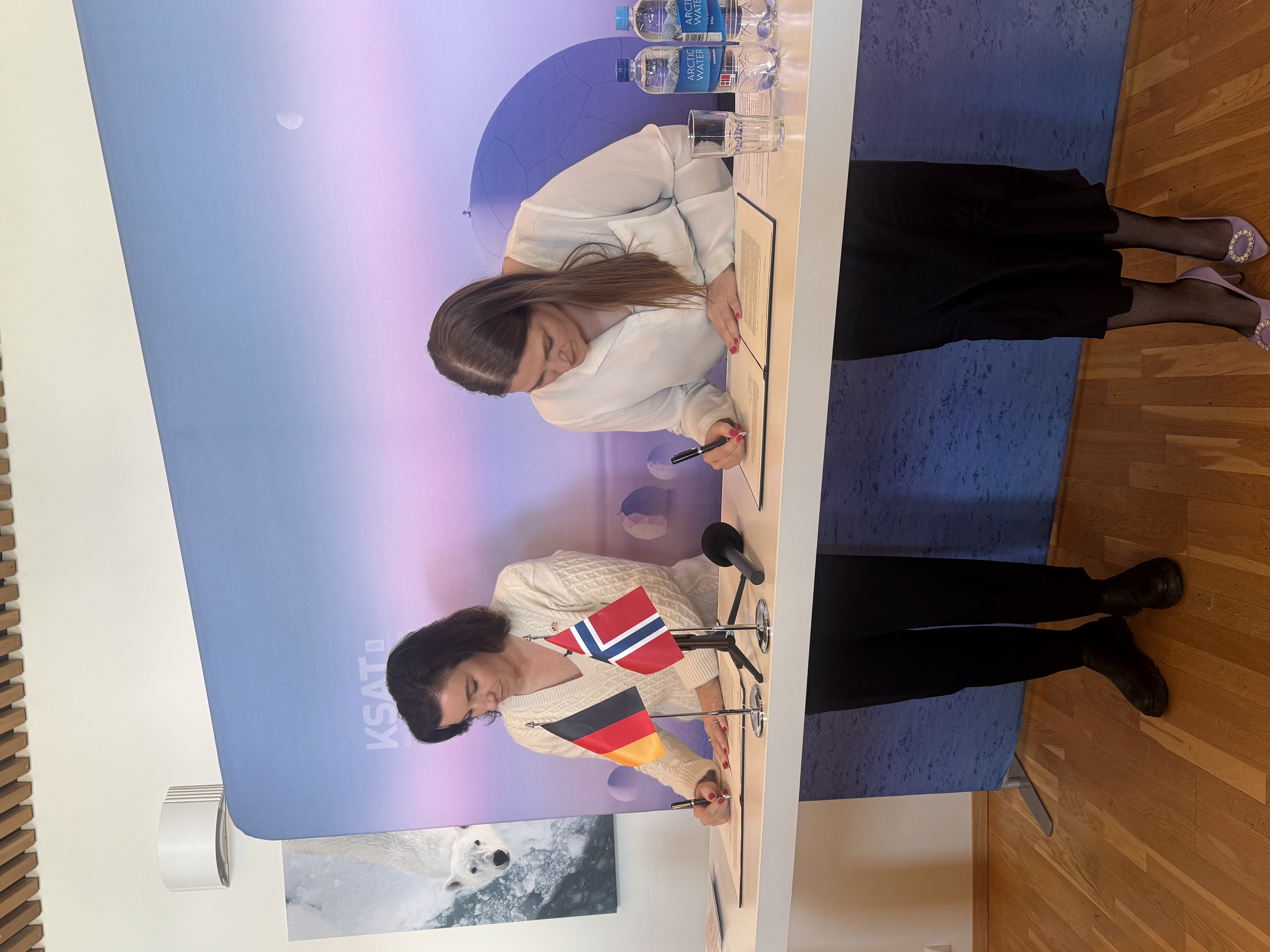 Den tyske romministeren Dorothee Bär og næringsminister Cecilie Myrseth under signeringen.