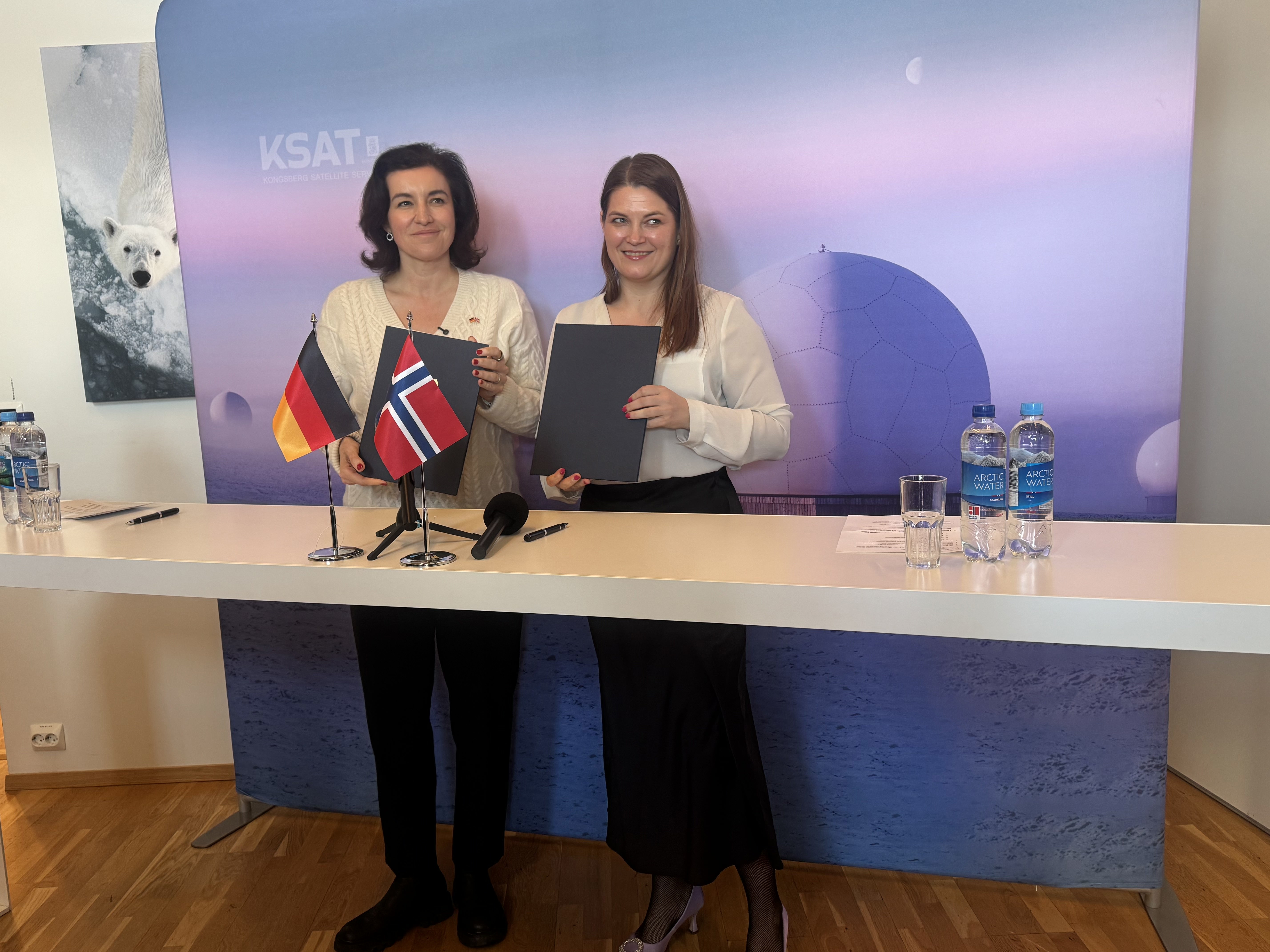 Den tyske romministeren Dorothee Bär og næringsminister Cecilie Myrseth under signeringen.