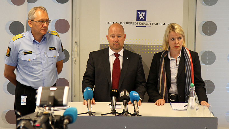 Justis- og beredskapsminister Anders Anundsen, politidirektør Odd Reidar Humlegård og PST-sjef Benedicte Bjørnland orienterer pressen på et møte i departementets lokaler i Nydalen onsdag 19. august 2015.