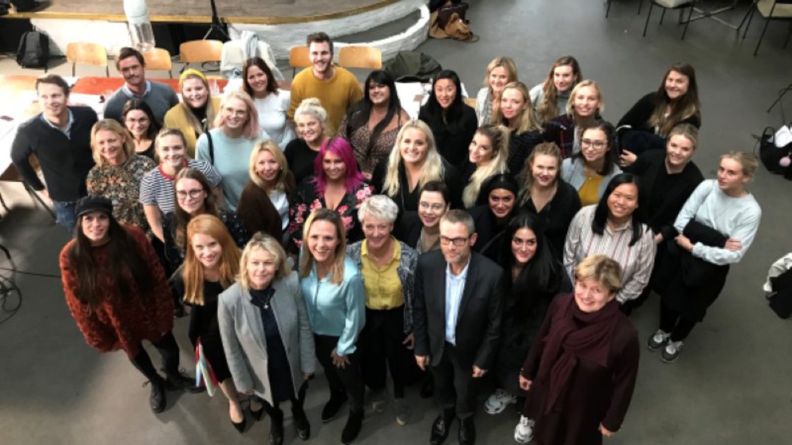 Gruppebilde med detlaker på diskusjonsmøtet om kroppspress