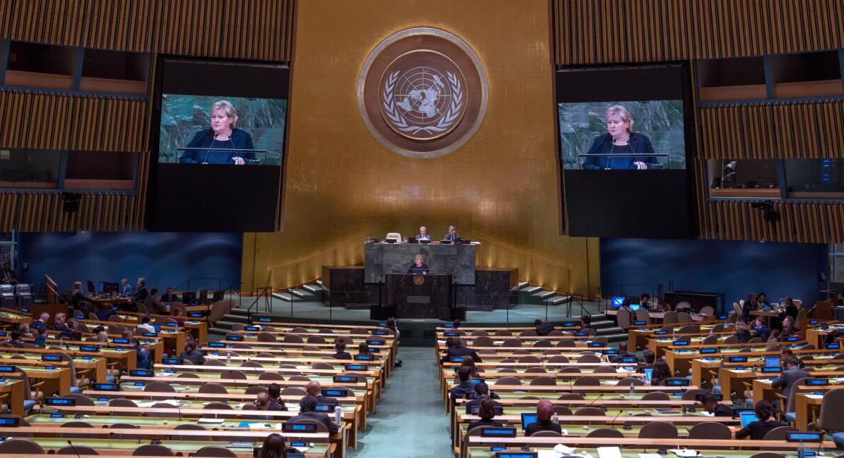 Statsminister Erna Solberg står på talerstolen og snakker til forsamlingen i FNs hovedkvarter i New York.