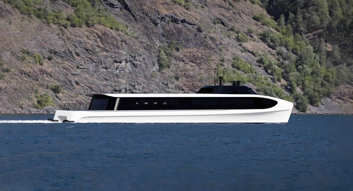 Elektrisk hurtigbåt på sjøen utenfor kysten.