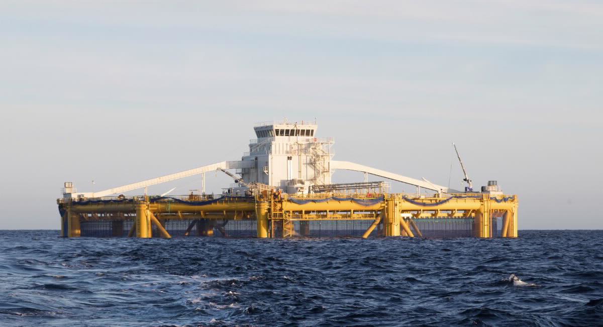 Stort anlegg (havmerd) for fiskeoppdrett langt til havs.