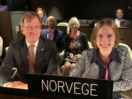 Statsråd Iselin Nybø på UNESCOs generalkonferanse. Her sammen med Norges ambassadør til UNESCO, Per Egil Selvaag. Tidligere statsråd og leder i Den norske UNESCO-kommisjonen Tora Aasland i bakgrunnen sammen med NOKUTs Stig Arne Skjerven.