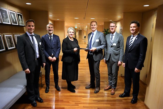 Marte Mjøs Persen mottok i dag PUD for Tommeliten fra ConocoPhillips-sjef Steinar Våge og resten av partnerskapet i Tommeliten A.