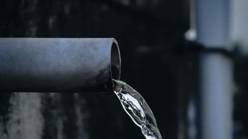 Vann renner ut av et avløpsrør