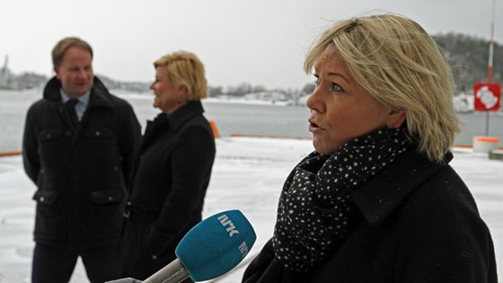 Næringsminister Monica Mæland (foran) og finansminister Siv Jensen (bak) med Lars Peder Solstad i Rederiforbundet, som varsler massiv hjemflagging av skip.