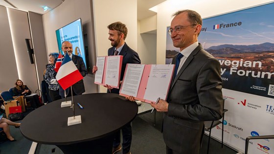 Bildet viser næringsminister Jan Christian Vestre og ekspedisjonssjef Thomas Courbe som signerer det fransk-norske industripartnerskapet