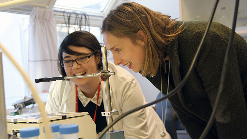 Forsker Charlotte Boccara ved Universitetet i Oslo forteller statsråd Iselin Nybø om sin forskning på hvordan søvnvansker muligens kan påvirke lærevansker.