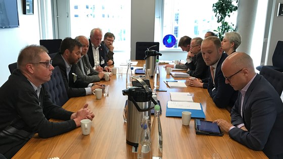 Klima- og miljøvernminister Vidar Helgesen og landbruks- og matminister Jon Georg Dale i møte med ordførarane i dag.