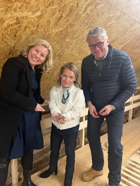 Landbruks- og matminister Sandra Borch på besøk hos  Ingunn og Johan Anstensrud på Den Sorte Havre.