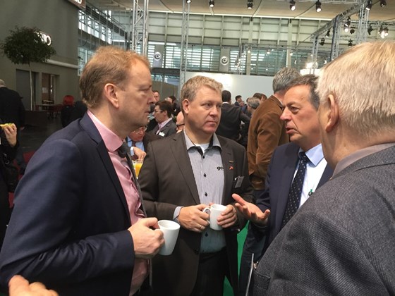 Statssekretær Terje Halleland på en av verdens største landbruksmesse, EuroTier i Hannover sammen med norske utstillere fra Geno Global og tyske politikere fra Niedersachsen.