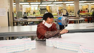 Munnbind eller støvmaske kan være nødvendige vernetiltak (tekstilarbeider i Kina).