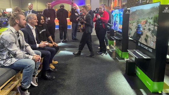 Statsminister Jonas Gahr Støre prøver et bilspill på Spillexpo på Lillestrøm