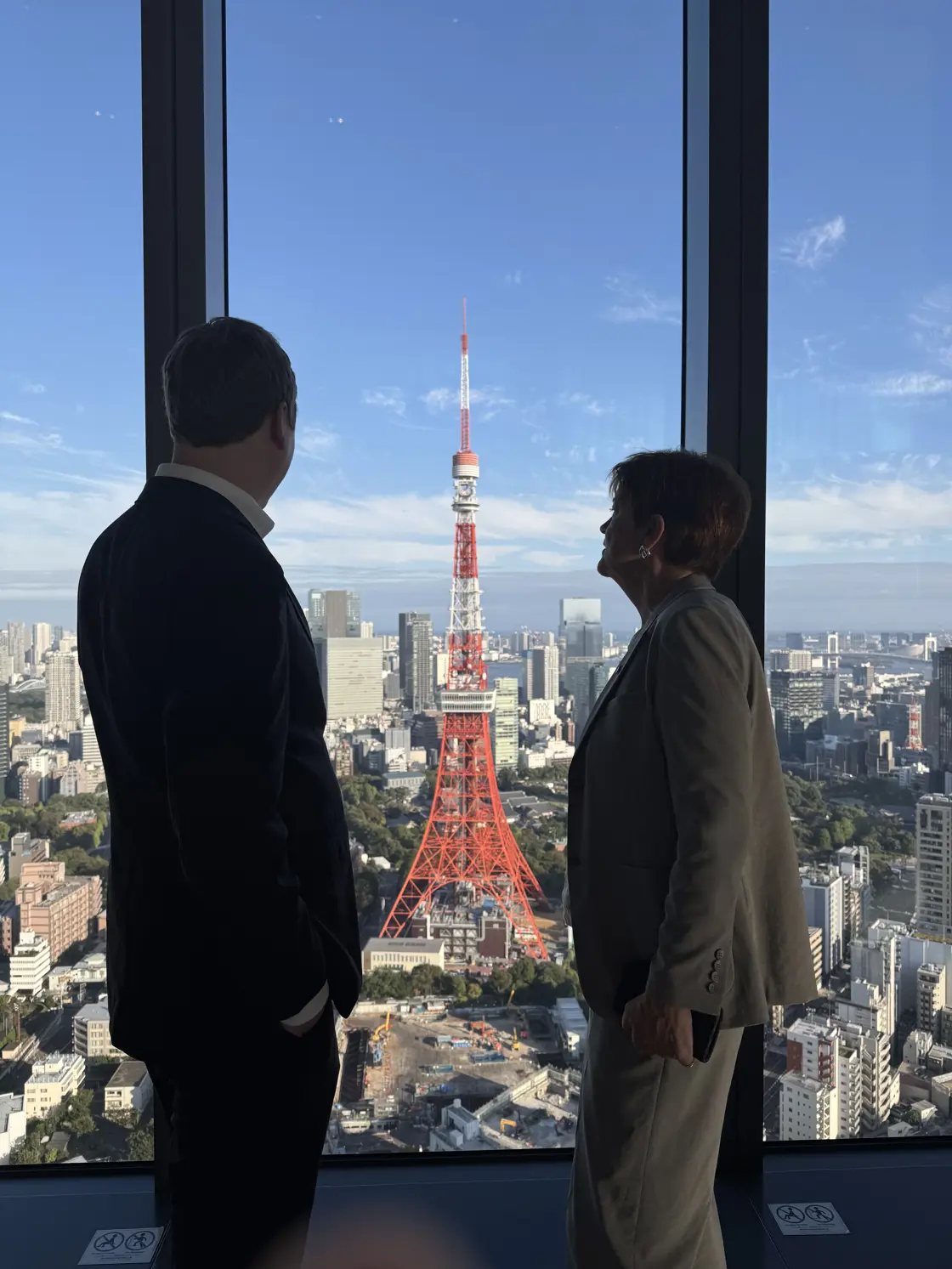 Utviklingsminister Åsmund Aukrust og Norges ambassadør til Japan, Kristin Iglum, ser på landemerket Tokyo Tower.