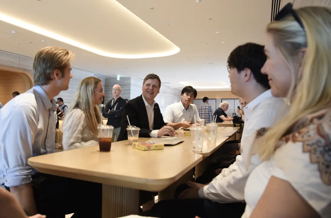 Minister of International Development Åsmund Aukrust met with Norwegian students at a café in Tokyo.