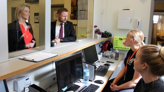 Folkehelseminister Sylvi Listhaug og helseminister Bent Høie hos hepatitt C-klinikken.