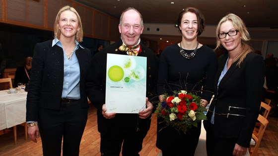 Prisvinnerne flankert av landbruks- og matminister Sylvi Listhaug og administrerende direktør  i Innovasjon Norge, Anita Krohn Traaseth.