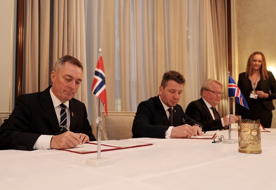 Forsvarsminister Frank Bakke-Jensen signerte på vegne av Norge. 