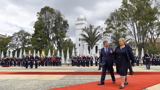 Fra mottakelsen i Colombia. Santos spaserer sammen med Solberg foran presidentpalasset.