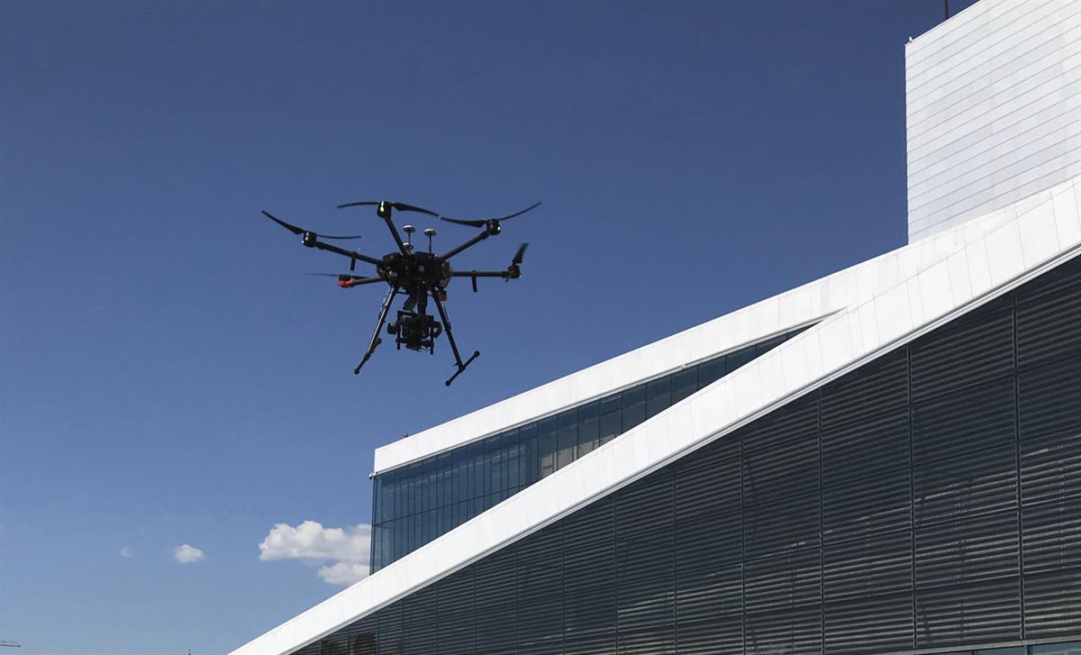 Ny teknologi som dronar er tatt i bruk for å effektivisere drift og vedlikehald av bygningsmassen, her ved Operahuset i Bjørvika, Oslo