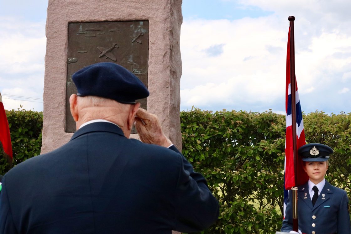 Trygve Hansen foran Norges nasjonale monument i Villons-les-Buissons. 