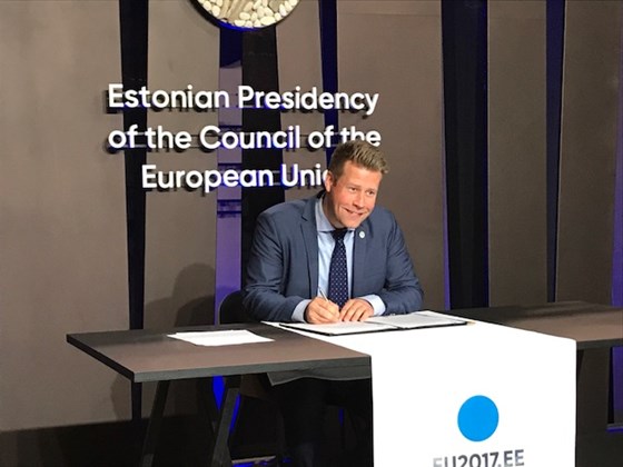 Statssekretær Elnar Remi Holmen i Olje- og energidepartementet signerer erklæringen om digitalisering av energisektoren.