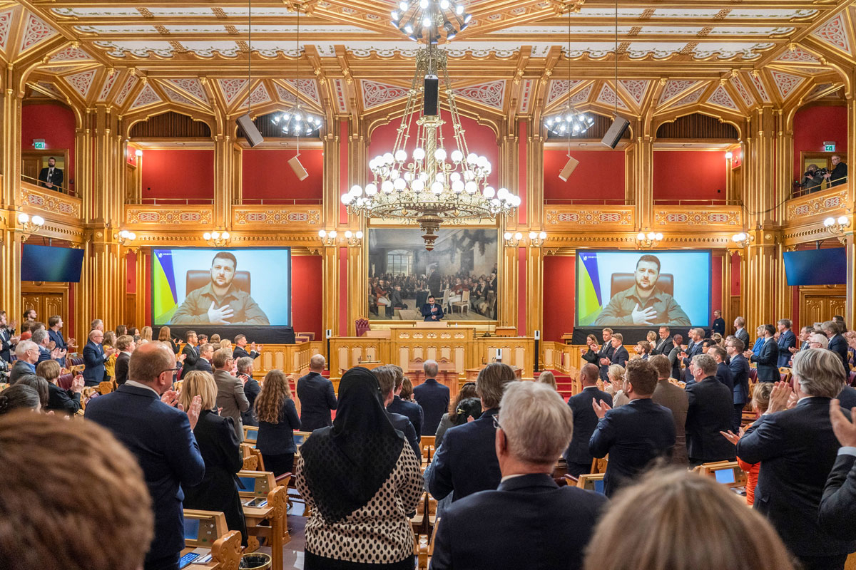 Figur 2.1 Ukrainas president Volodymyr Zelenskyj taler til Stortinget 30. mars 2022.