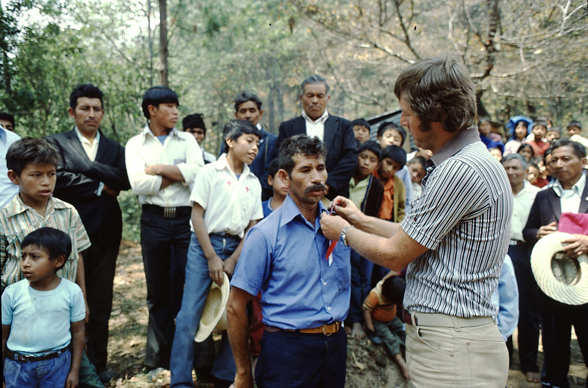 Figur 3.1 Kirkens Nødhjelps representant Petter Skauen (t.h.) deler ut en ærespris i 1978, som en del av sitt arbeid i Guatemala. Flere slike priser ble delt ut til medlemmer av lokalbefolkningen som utmerket seg for sitt bidrag til å fremme fred og ivareta re...