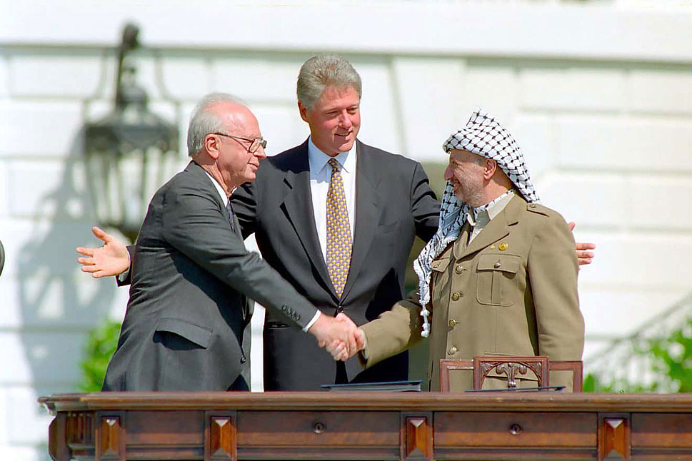 Figur 3.2 Israels statsminister Yitzhak Rabin, USAs president Bill Clinton og Yasser Arafat ved signeringsseremonien for Oslo-avtalen 13. september 1993.