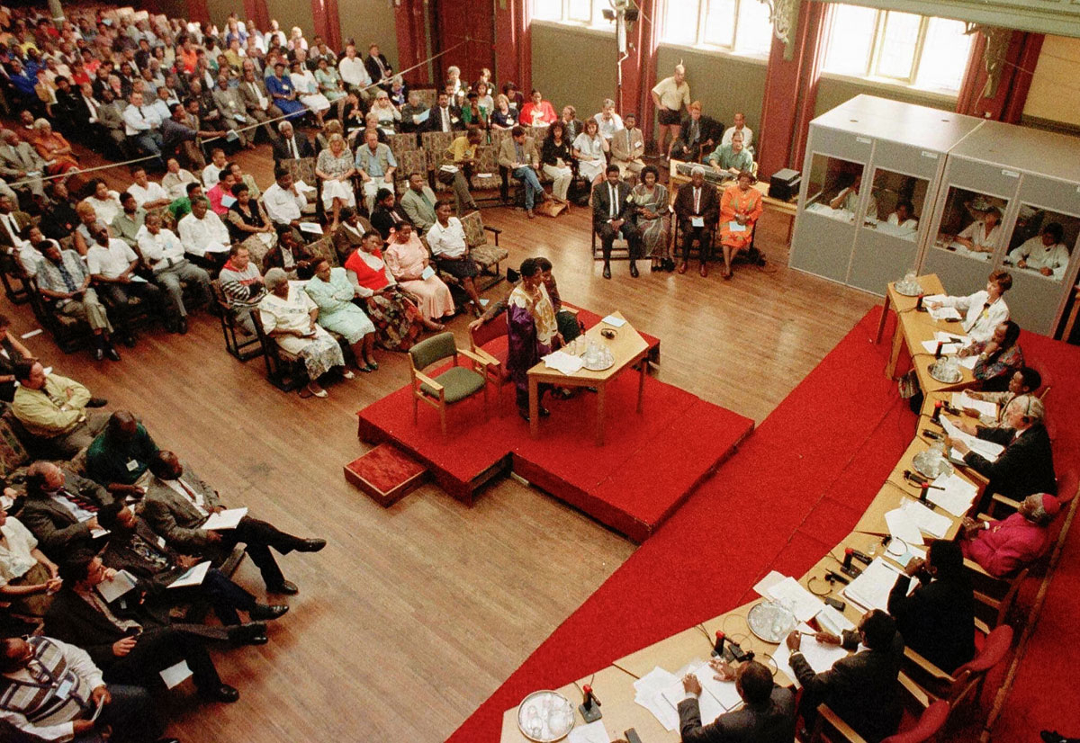 Figur 5.2 Det første møtet i Sør-Afrikas Sannhets- og forsoningskommisjon ble avholdt i 1996. Kommisjonen var viktig for landets fredelige overgang fra apartheid til demokrati. 