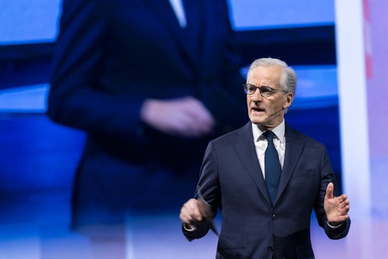 Statsministeren holder tale på NHO-konferansen.