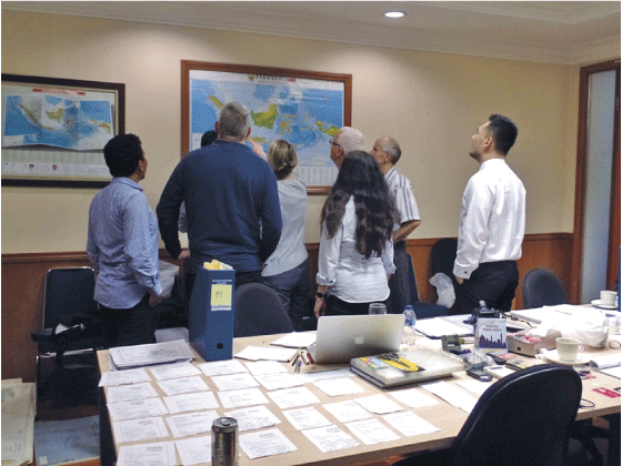 Figur 2.7 Analyseeininga i Vardø er eit samarbeid mellom Fiskeridirektoratet og Kystverket for å analysere og avdekkje ulovleg verksemd på havet. Her bistår eininga indonesiske myndigheiter i ein sak mot eit ulovleg fiskefartøy 
