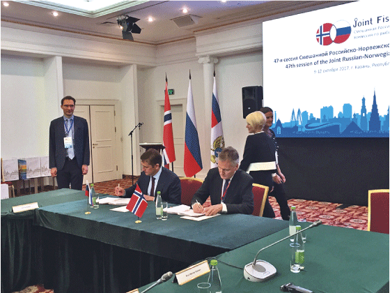 Figur 3.5 Delegasjonsleiarane Ilja Vasiljevitsj Sjestakov og Arne Benjaminsen ved underskrivinga av den norsk-russiske fiskeriavtalen for 2018
