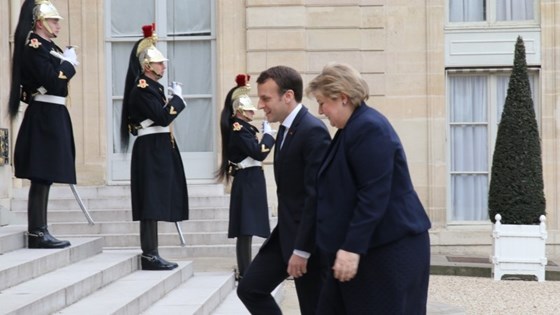 President Emmanuel Macron tar i mot satsminister Erna Solberg i Elyséepalasset i Paris.