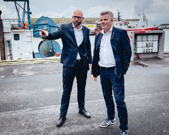 Danmarks mat-, landbruk- og fiskeriminister Rasmus Prehn og Norges fiskeri- og havminister Bjørnar Skjæran står på havna i Hirtshals
