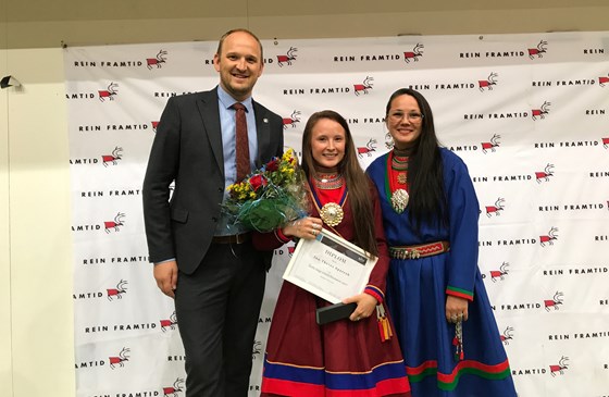 Ina-Theres Sparrok ble tildelt prisen som årets unge reindriftsutøver, av landbruks- og matminister Jon Georg Dale og leder i NRL, Ellinor Jåma.