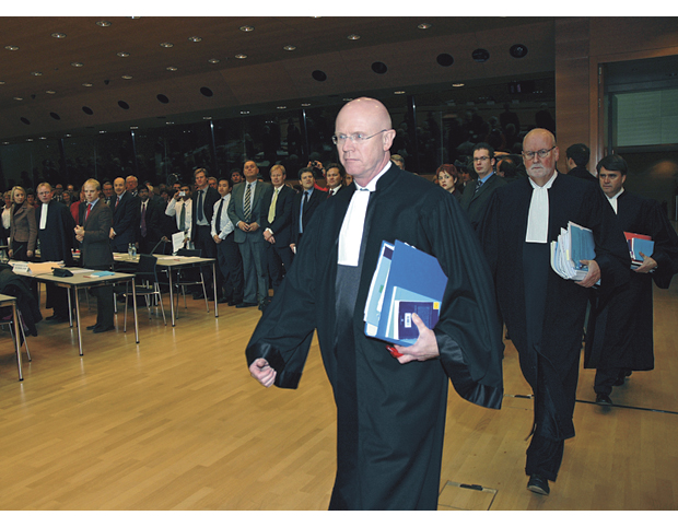 Figur 10.1 Dommerkollegiet i EFTA-domstolen marsjerer inn ved åpningen av en høring om det norske monopolet på spilleautomater. F.v. dommer Henrik Bull (fra Norge), dommer og president Carl Baudenbacher (fra Liechtenstein) og bakerst dommer Thorgeir Örlygsson (fra Island). 