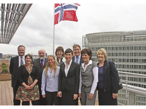 Figur 11.6 Hvert år besøker mange norske parlamentarikere Brussel. Her er medlemmer fra Utenriks- og forsvarskomiteen på besøk ved Den norske delegasjonen. Komiteens leder Ine Marie Eriksen Søreide (H) i midten foran. 