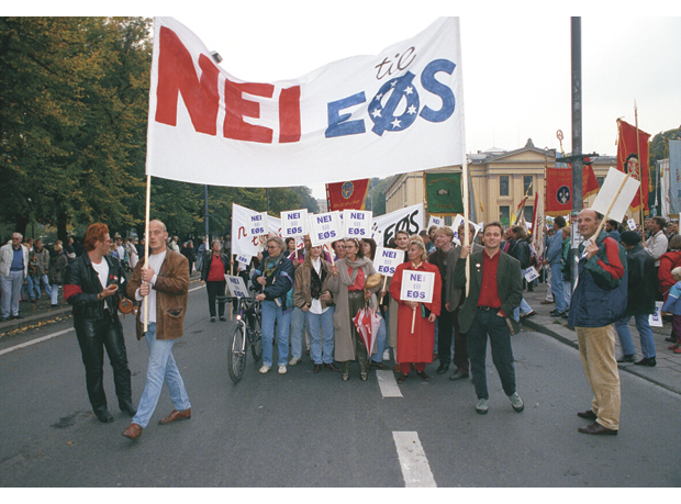 Figur 12.1 Det var noen demonstrasjoner i forbindelse med inngåelsen av EØS-avtalen, men EØS mobiliserte ikke på samme måte som medlemskapssaken noen år senere. Her fra et demonstrasjonstog på Karl Johans gate i Oslo våren 1992.