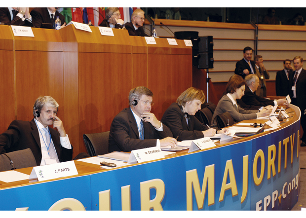 Figur 12.2 De fleste norske partier deltar i det europeiske partisamarbeidet. Her ser vi Kjell Magne Bondevik (Krf) og Angela Merkel (til høyre) på et møte i sammenslutningen av de kristendemokratiske partiene, European People Parties (EPP) vinteren 2004.